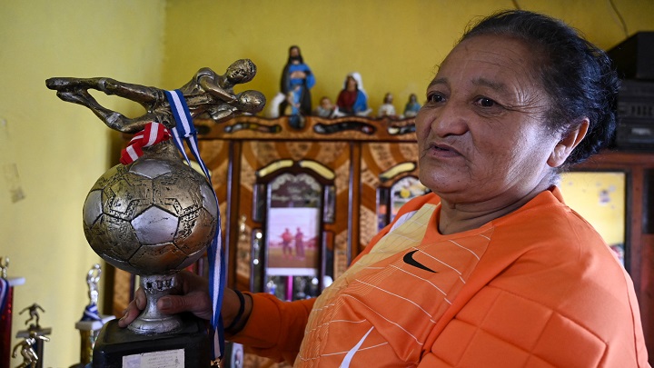 A sus 57 años, Alma "vuela" bajo el arco de fútbol en Guatemala./Foto: AFP