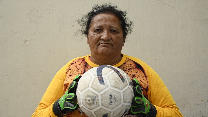 A sus 57 años, Alma "vuela" bajo el arco de fútbol en Guatemala./Foto: AFP