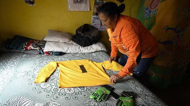 A sus 57 años, Alma "vuela" bajo el arco de fútbol en Guatemala./Foto: AFP