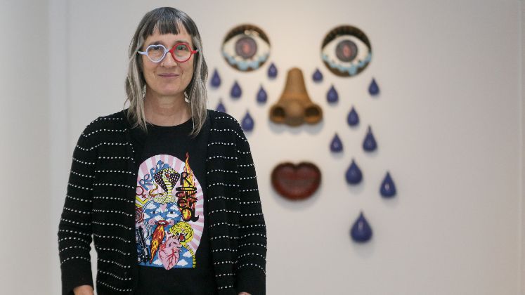 Encuentro entre la música y la artesanía: Andrea durante su visita a la exposición.