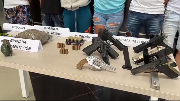 En la operación las autoridades se incautaron de varias pistolas, un revólver, armas traumáticas, una granada de fragmentación, 110 cartuchos de diferentes calibres, proveedores, celulares, 648 dosis de estupefacientes entre bazuco, marihuana y base de coca.