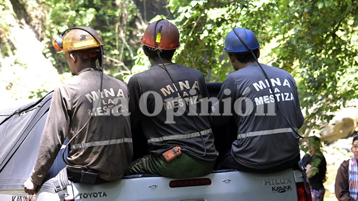 Muchos mineros están apoyando la búsqueda.