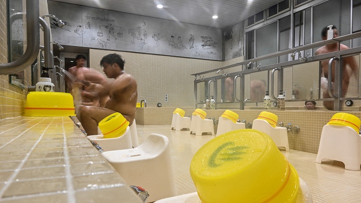 Baños públicos se reinventan para mantenerse a flote./Foto: AFP