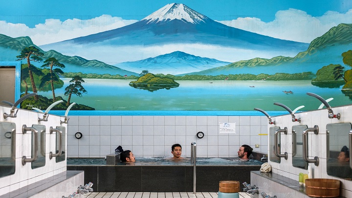 Baños públicos se reinventan para mantenerse a flote./Foto: AFP