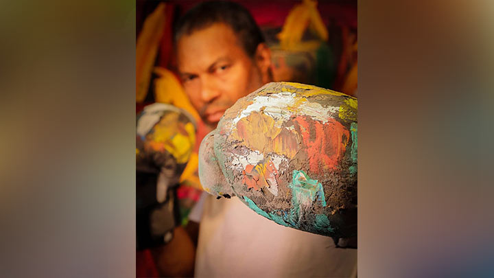 Baldot, el exboxeador que ahora pinta con sus puños./Foto: cortesía