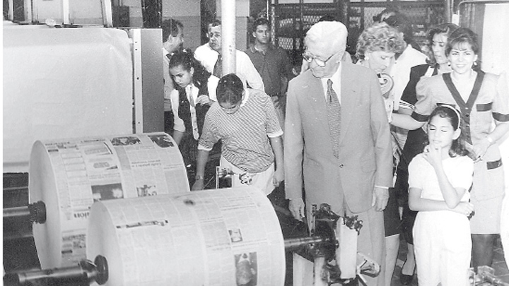 Virgilio Barco y su esposa Carolina visitaron las instalaciones de La Opinión en mayo de 1993. 