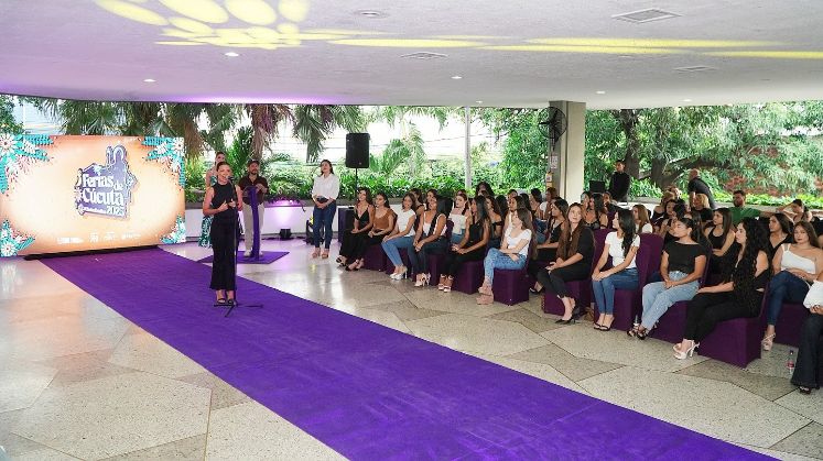 Las aspirantes desfilaron en traje de gala ante el jurado.