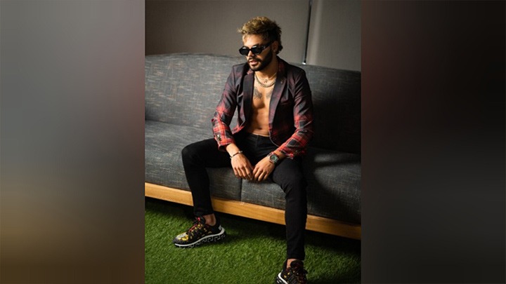 Dentro del álbum, canciones como 'Diamante', en colaboración con 'Martina la peligrosa', resaltan la habilidad del joven para fusionar estilos.