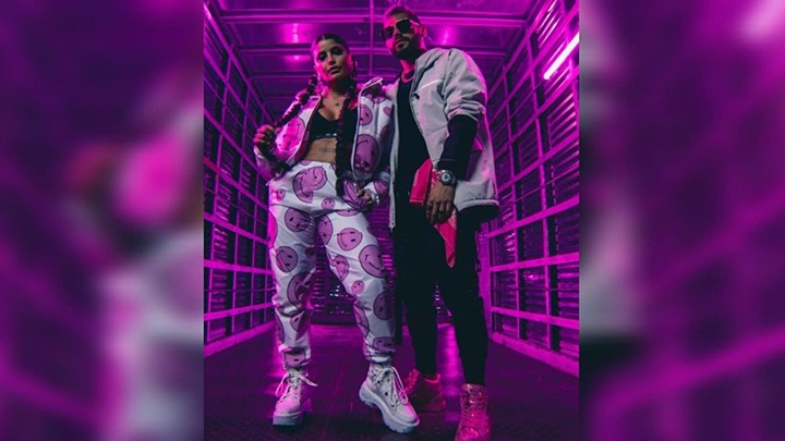 Dentro del álbum, canciones como 'Diamante', en colaboración con 'Martina la peligrosa', resaltan la habilidad del joven para fusionar estilos.