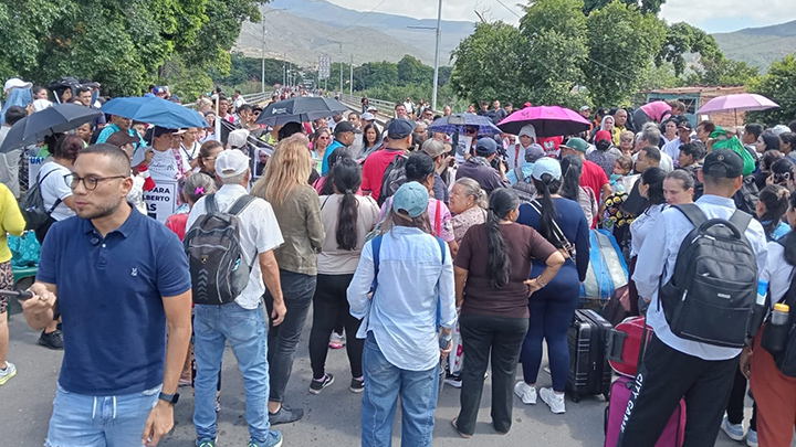 Paso intermitente por el puente internacional