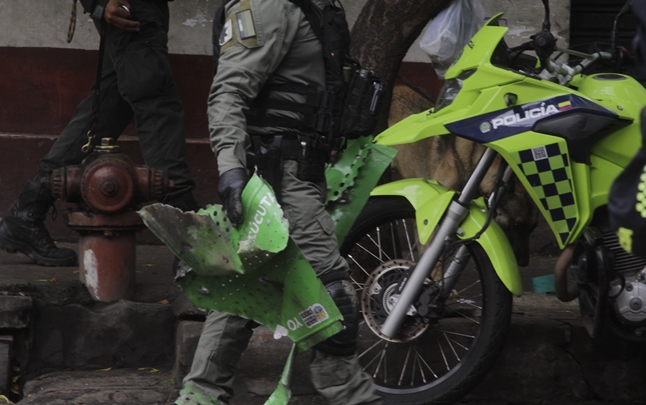 El explosivo fue puesto dentro de una caneca de la basura.
