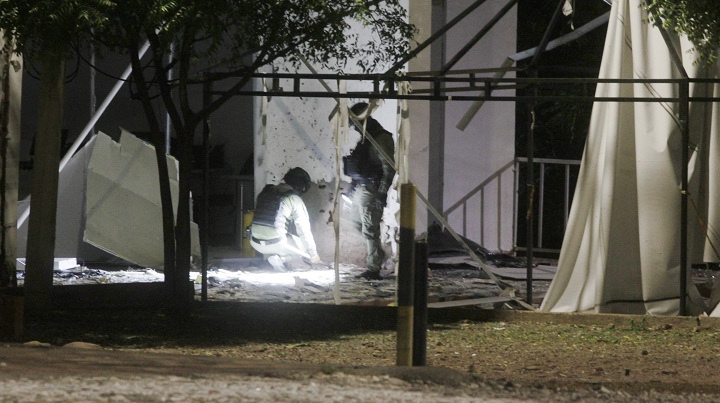 A las 9:20 de la noche se registró el atentado contra la Secretaría de Tránsito de Villa del Rosario, ubicada por la Autopista Internacional.