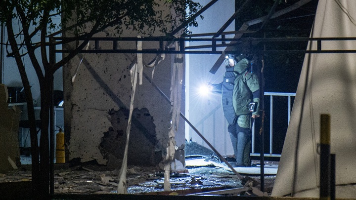 Los expertos en explosivos llegaron dos horas después del atentado a inspeccionar si había otro artefacto y recolectar las pistas suficientes para saber quién cometió el hecho.