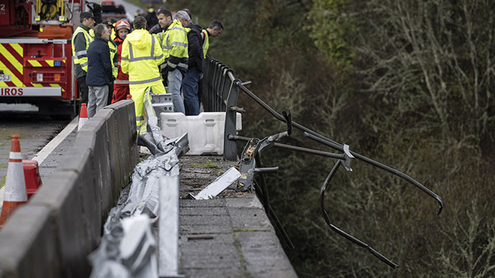 Cuatro muertos por la caída de un autobús en un río en España./Foto: AFP