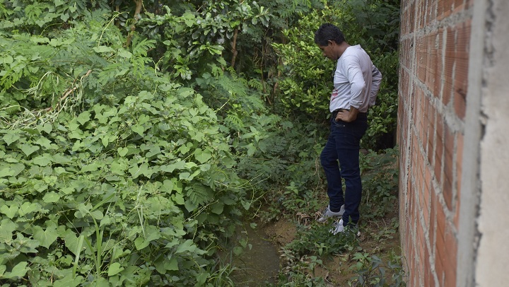 El  caño pasa por varias casas, es agua de lavaderos y la lluvia. 