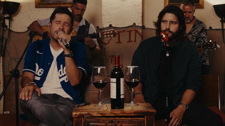 El dúo colombiano Cali y El Dandee, sobre el escenario durante su gira internacional.