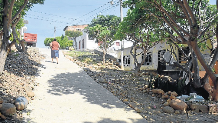 La calle no ha sido pavimentada en su totalidad. La comunidad puso los recursos y mano de obra. 