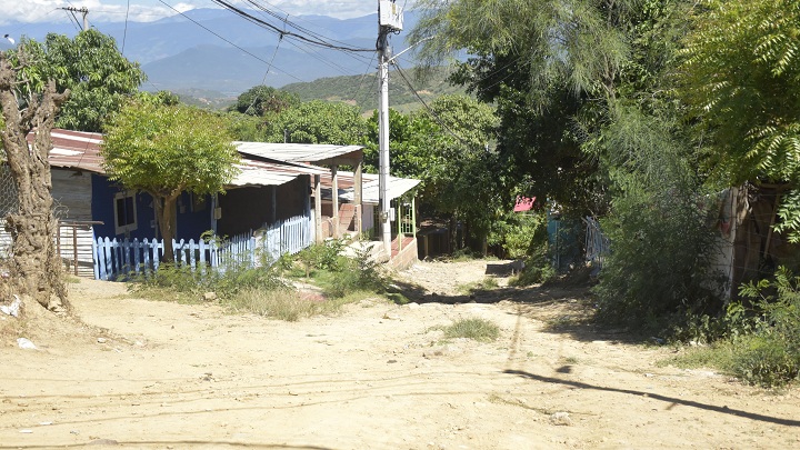 Algunas  de las viviendas  de la invasión son de tablas y tejas de zinc. 