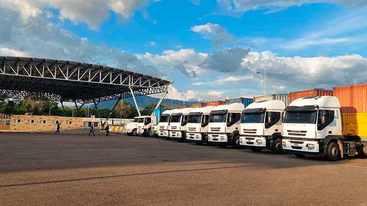Camiones con mercancías trasitan por el puente Atanasio Girardot, rumbo a Venezuela./ Foto: Cortesía