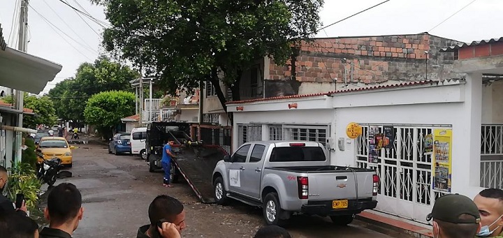 La camioneta que utilizaron los delincuentes tenía una placa alterada y logos falsos de la Alcaldía de Los Patios.