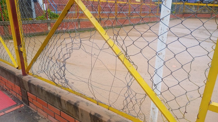La malla de la cancha está en mal estado.