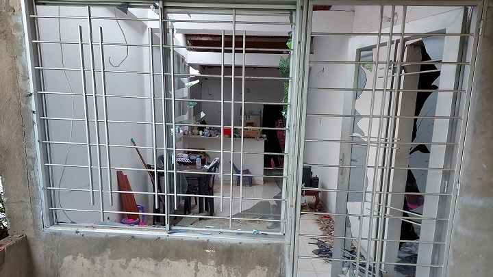 Las viviendas alrededor del lugar escogido por los violentos para detonar la caja bomba quedaron con daños y con los vidrios rotos.