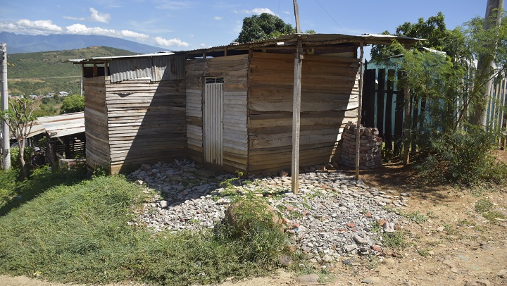Algunas  de las viviendas  de la invasión son de tablas y tejas de zinc. 