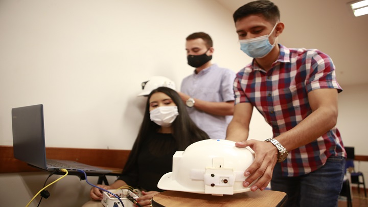 Los tres estudiantes son becados por el MinTIC.