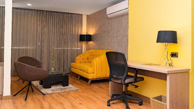 Con una cama king size 2x2, baño privado de diseño elegante y un hall de entrada con escritorio, las suits corporativas se posicionan como una de las mejores opciones .