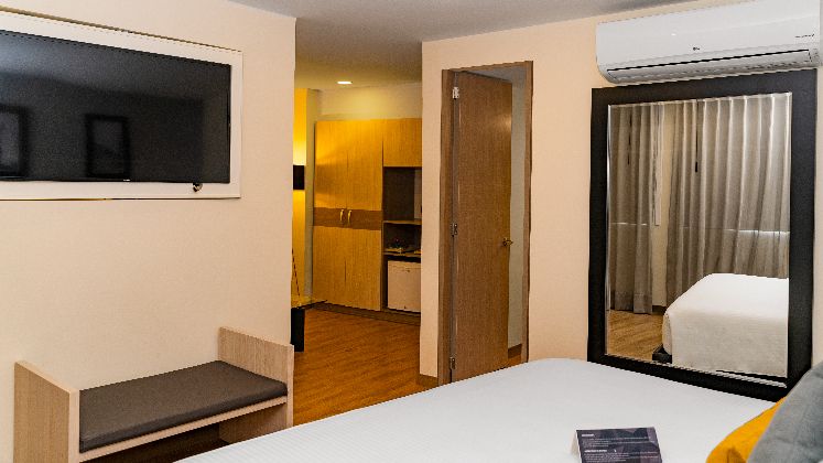 Cada suit cuenta con un escritorio amplio, aire acondicionado, una pantalla para proyecciones desde el computador y una sala de estar independiente.