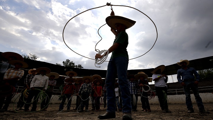 Escuelas de charrería: el arte de dominar lazos y bestias crece en México./Foto: AFP
