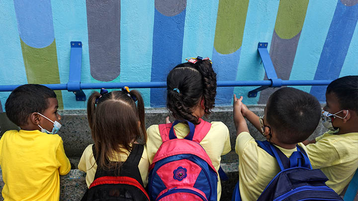 Agua gratis desde el cielo para alimentar escuelas en Venezuela./AFP. 