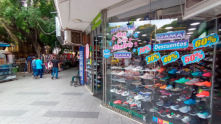 Los comercios prepararon ofertas para el Día de Mamá, principlamente en el clúster moda./ Foto Juan Pablo Cohen-La Opinión