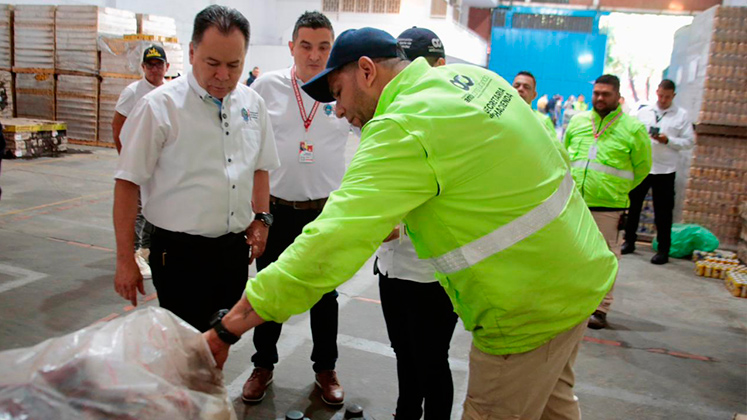 El gobernador William Villamizar encabezó el acto de destrucción de la mercancía de contrabando incautada en diferentes municipios de Norte de Santander. / Foto Cortesía