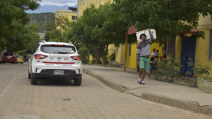 La entrada a la urbanización por el Anillo Vial Occidental es uno de los lugares donde los taxistas, mototaxistas y otros conductores no se arriesgan a ingresar de noche, pues los delincuentes se aprovechan de la oscuridad y soledad para atracar.