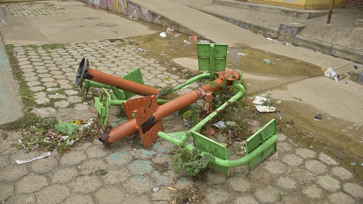 La entrada a la urbanización por el Anillo Vial Occidental es uno de los lugares donde los taxistas, mototaxistas y otros conductores no se arriesgan a ingresar de noche, pues los delincuentes se aprovechan de la oscuridad y soledad para atracar.
