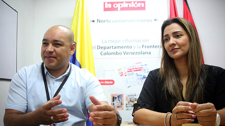 Freddy Santander y María Fernanda Cadena, de Corpoincal./ Foto Carlos Eduardo Ramírez-La Opinión