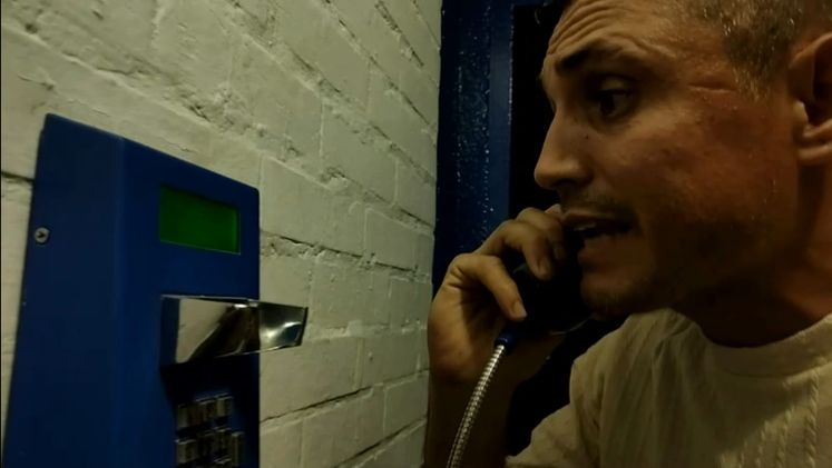 Internos del penal participaron activamente en el guion, la actuación, la escenografía y la producción.