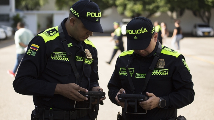 Dos policías manejan el dron