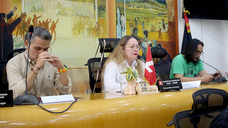 Directiva saliente: Sergio Matamoros, Carime Rodríguez y Víctor Caicedo. /Foto Carlos Ramírez-La Opinión