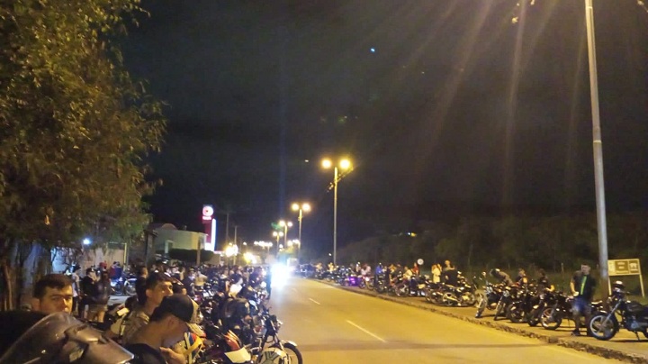 Pareciera que los motorizados jugaran al ‘gato y al ratón’ con la Policía de Tránsito de Cúcuta, pues cuando llegan a imponer el orden en la vía, desaparecen. Esa práctica llevaría desde 2016, cuando construyeron el Anillo Vial, que sería, según Mayid Gene, secretario de Tránsito de Cúcuta, uno de los varios puntos donde los ‘parches’ de motociclistas se reúnen. “Eso ha sido de toda la vida, recuerdo que hace años lo hacían allí cuando eran trochas. En varios operativos que se hace con la Policía de Tránsito pueden ponerse hasta 20 multas, pero ellos vuelven a salir”, dijo.