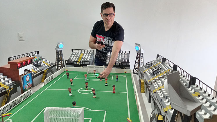 Los estudiantes aprenden programación con una maqueta de un estadio de fútbol./ Foto Cortesía