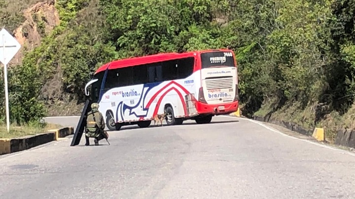 El Ejército destruyó los explosivos instalados en un bus, en Ábrego./Foto: cortesía