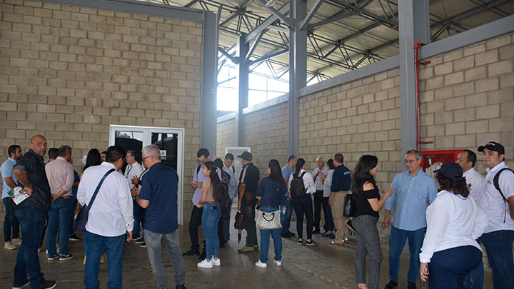 Empresarios de Caracas y de Norte de Santander recorrieron los depósitos del puente de Tienditas. Fotos Leonardo Favio Oliveros/La Opinión