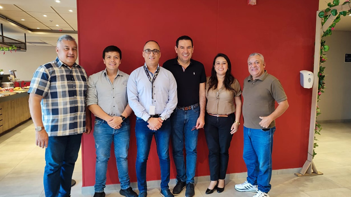 José Maldonado, director de Aeropuertos Mérida, Pablo Clavijo, director  del Clúster de Turismo de la Cámara de Comercio de Cúcuta; Carlos  Villegas, vicepresidente  Comercial de Rutaca Airlines; José Gabriel Román, director de la Comisión Regional de Competitividad; Jennifer Suárez, directora comercial  Hotel Ibbis, y José Ángel Torres, asesor comercial  y de Mayoreo de Turismo Binacional. Foto: Cortesía