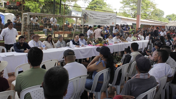 Una comitiva del Gobierno Nacional, Congresistas y de la Gobernación se reunieron con los cocaleros.