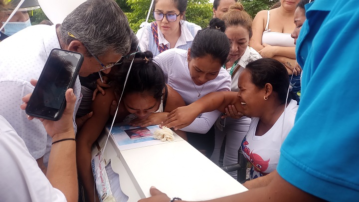 Entre lágrimas y dolor despidieron a los tres hermanos