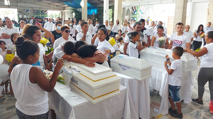 Entre lágrimas y dolor despidieron a los tres hermanos.