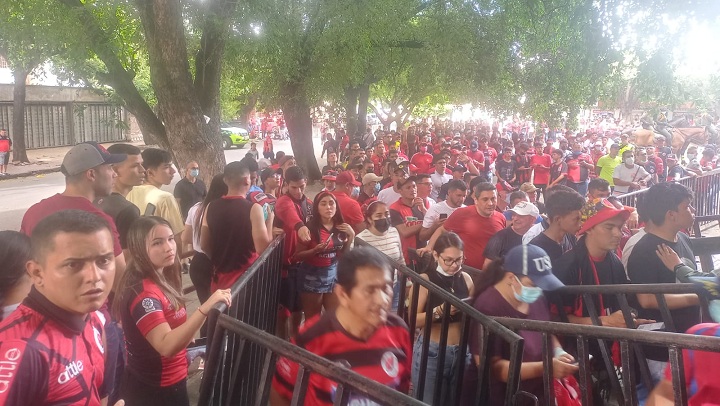 Largas filas para ingresar al estadio General Santander