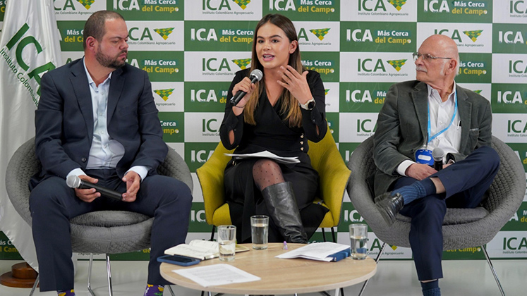 Gonzalo Moreno (Fenavi), Paula Andrea Cepeda (ICA) y Francisco Rossi (Invima)./ Foto Cortesía